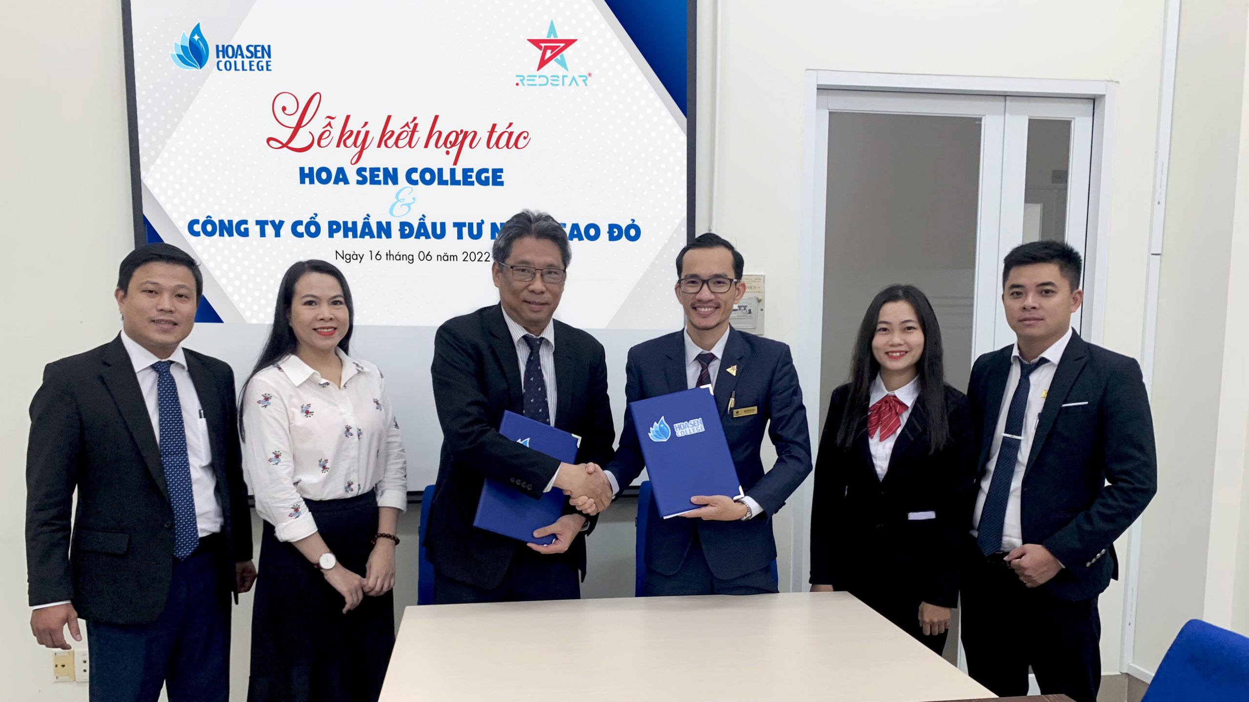 Lễ ký kết hợp tác giữa phỏm tá la College
 và Công ty Redstar