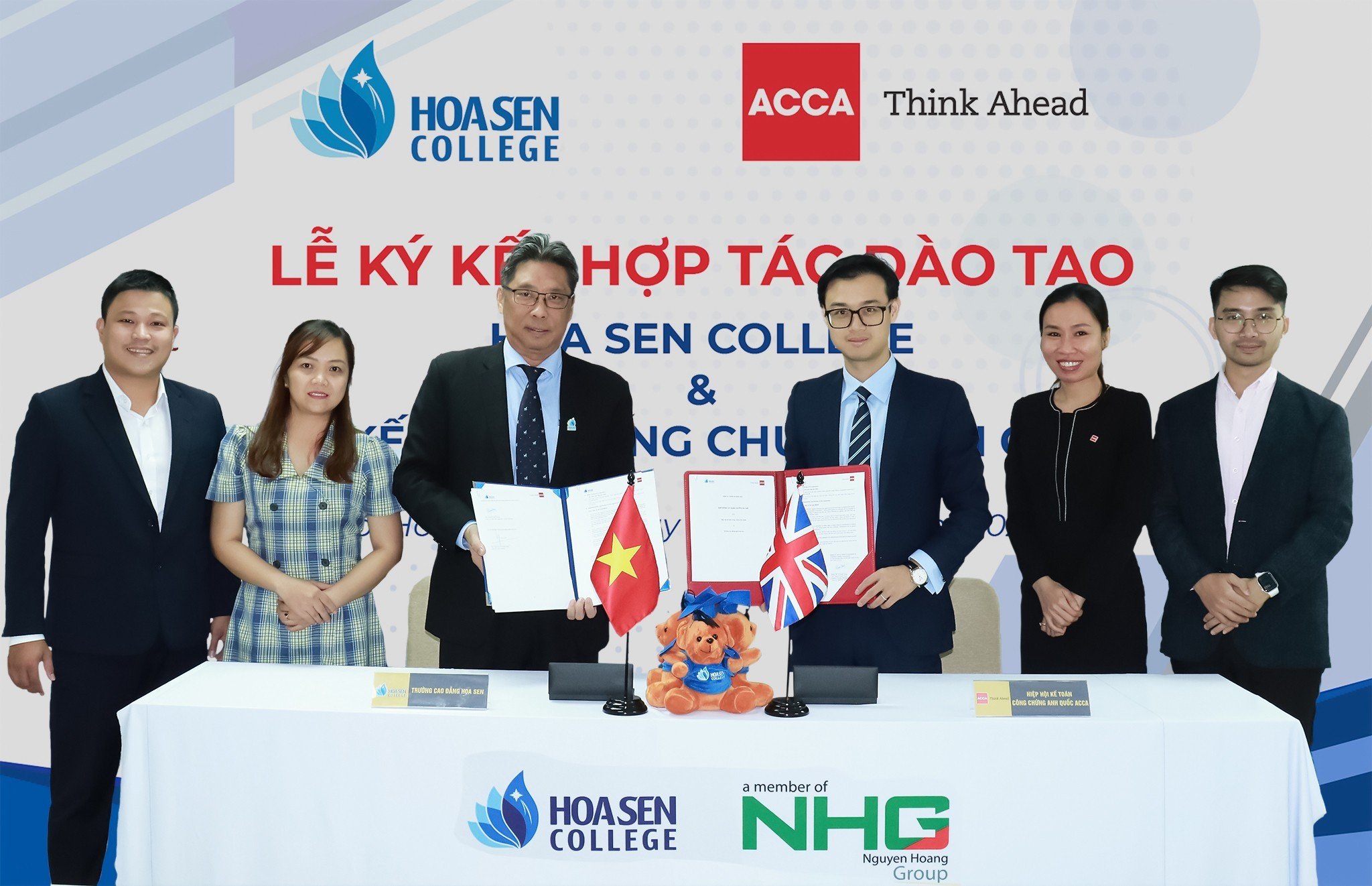 phỏm tá la College
 ký kết hợp tác đào tạo với Hiệp hội Kế toán Công chứng Anh quốc