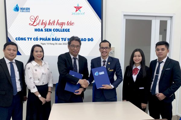 Lễ ký kết hợp tác giữa phỏm tá la College
 và Công ty Redstar