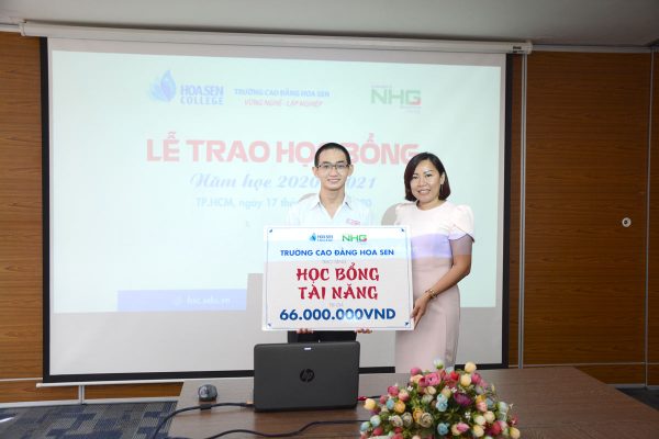 ThS. Nguyễn Thị Ngọc Quyên - Phó Hiệu trưởng Cao đẳng Hoa Sen trao suất học bổng toàn phần trị giá 66.000.000 triệu đồng cho em Đặng Vĩnh Tiến, học sinh trường THPT Cần Giuộc, Long An