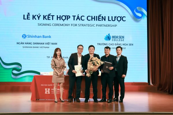 phỏm tá la College
 hợp tác chiến lược cùng Ngân hàng Shinhan Bank